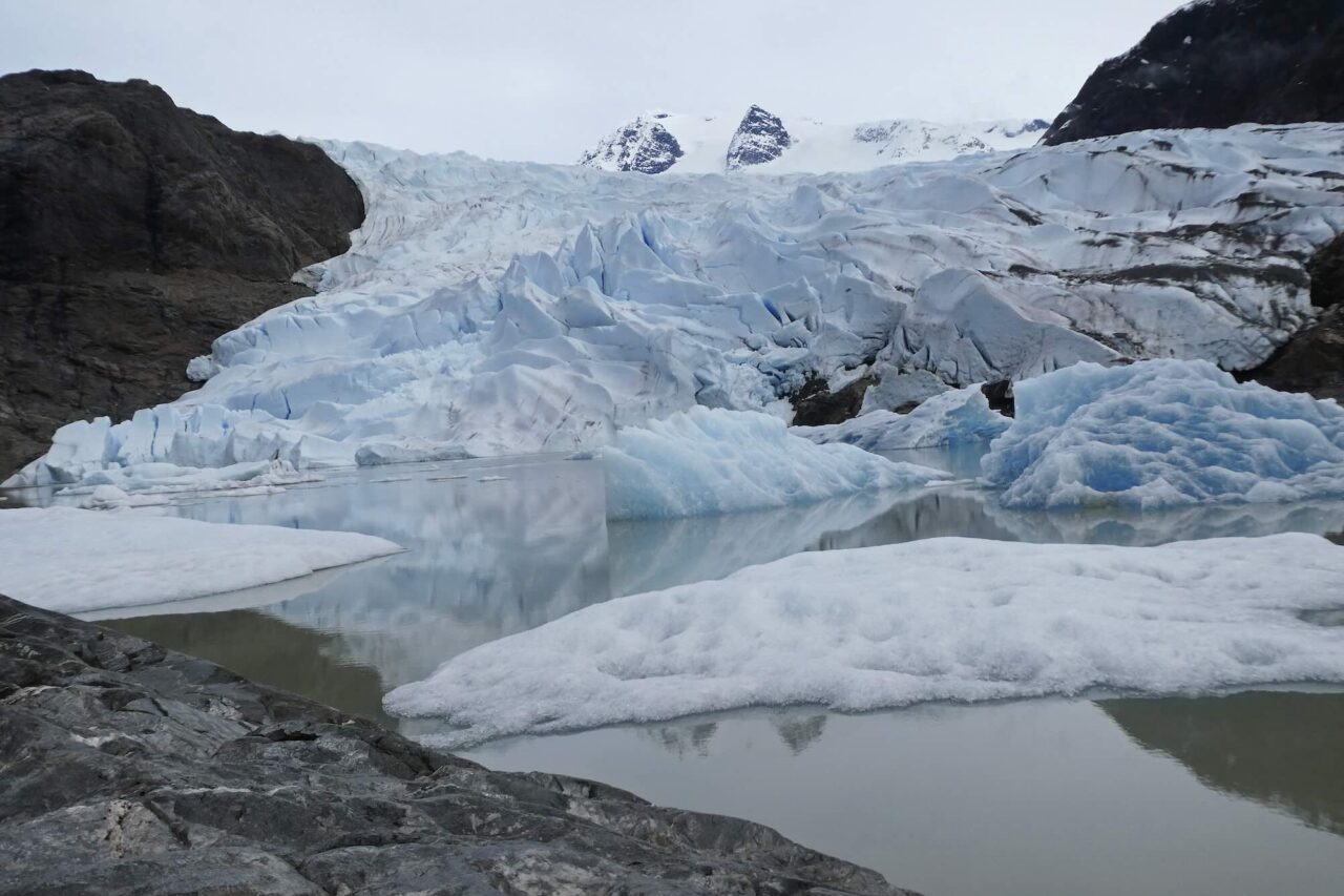 Glaciärer krymper med en meter om året
