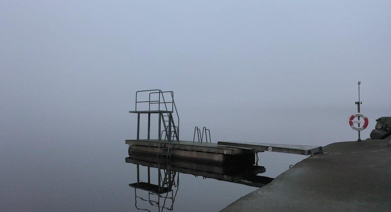 En badbrygga i vinterdimma